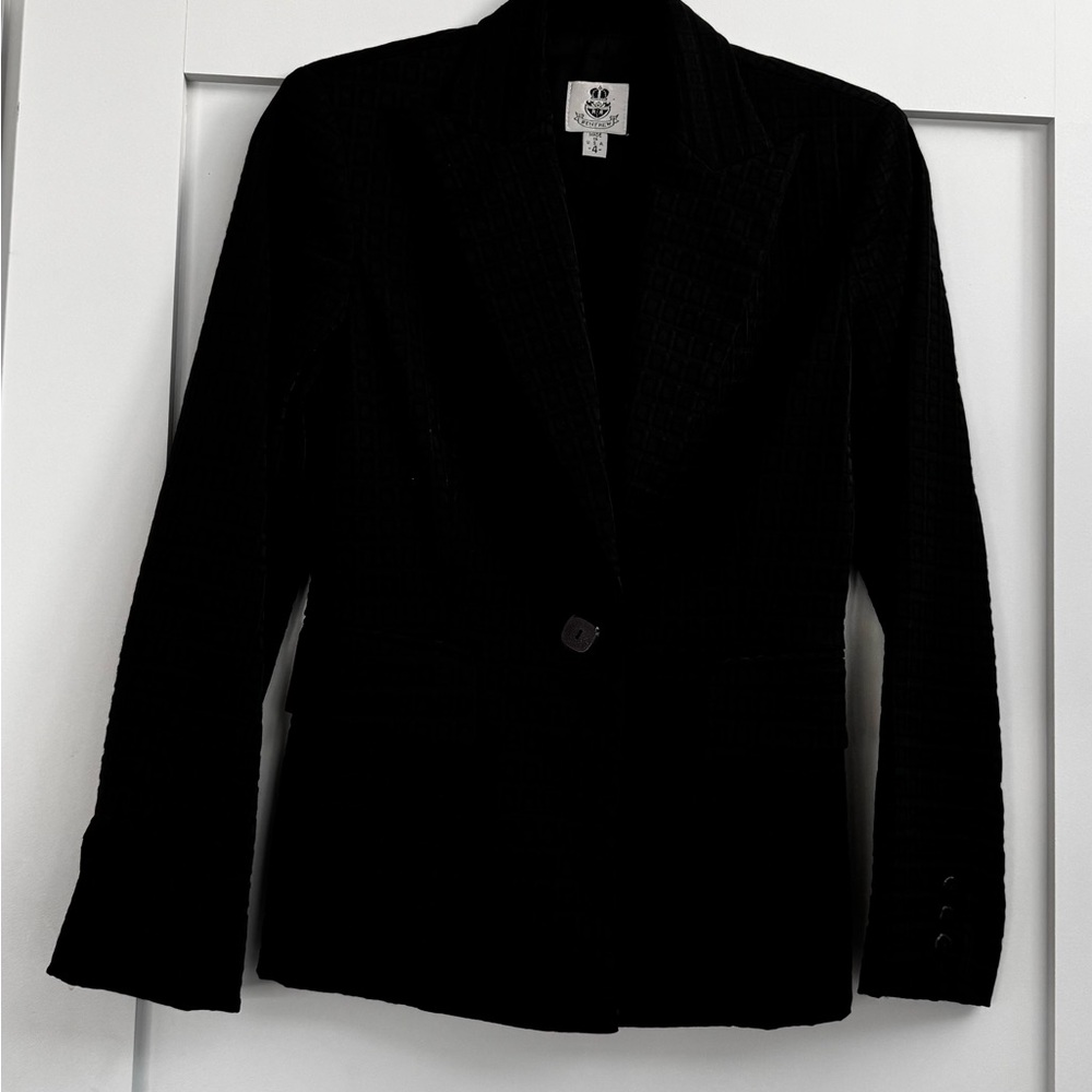 Renfrew jacket. Super classic. Size 4 black in color.
